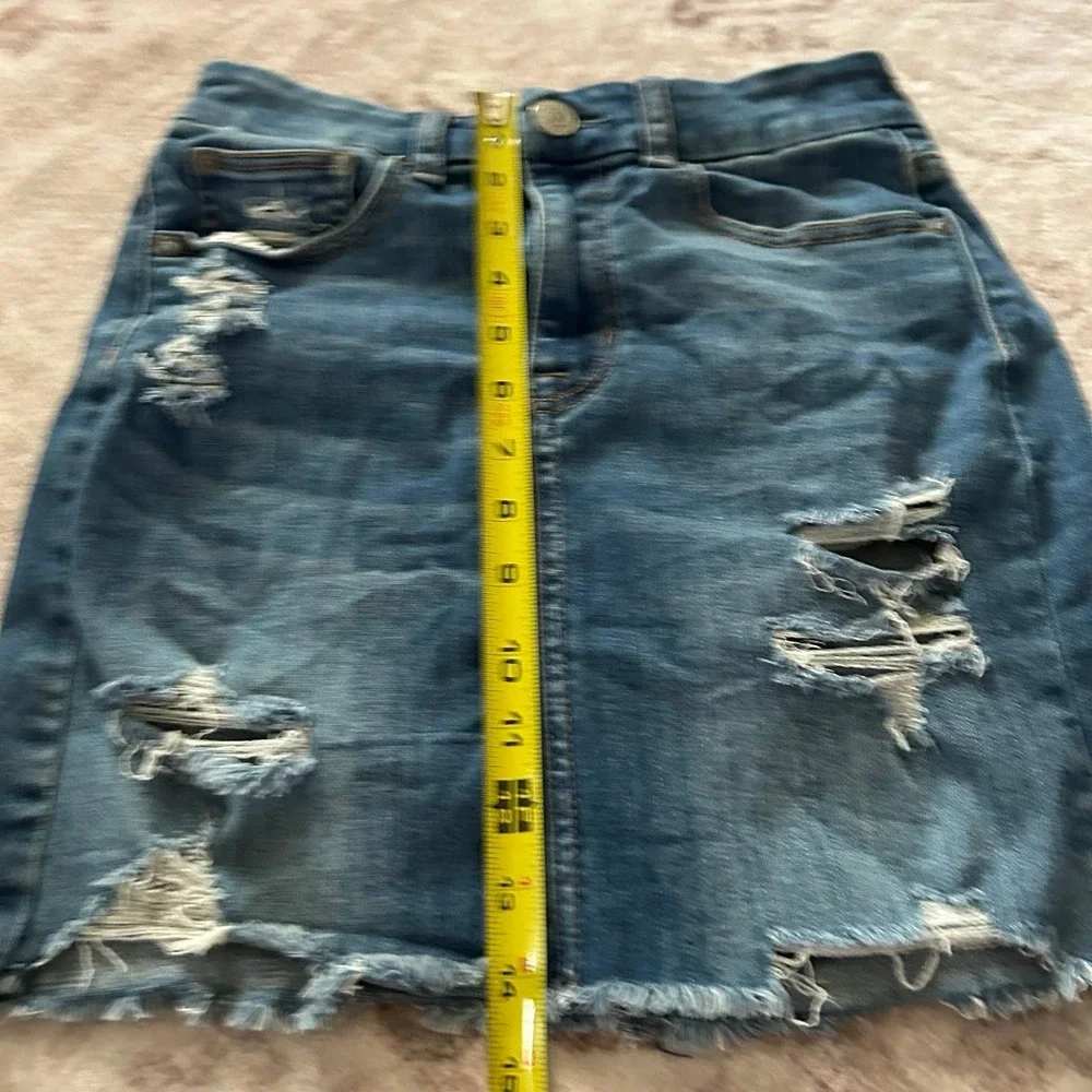 American Eagle Curvy Hi-Rise Distressed Denim‎ Mini Skirt Size 0 Super Stretch